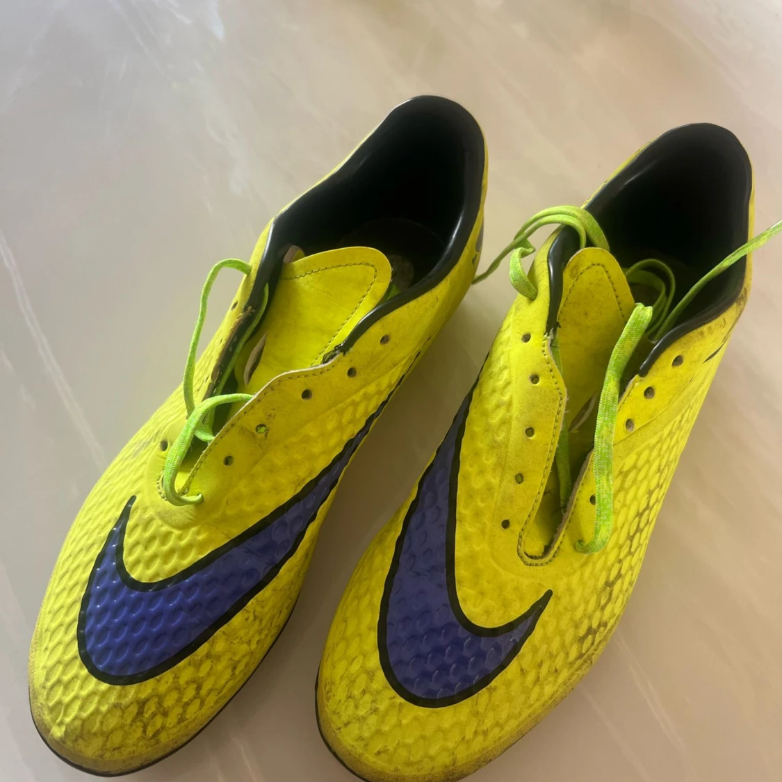 Gula Nike fotbollsskor med lila Nike loga