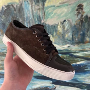 Bruna Lanvin dbb1 skor - Säljer nu mina bruna Lanvin dbb1👟                                                              Storlek: 41, Skick: 9/10, Nypris: 5199kr, Mitt pris: 2199kr, Skriv vid minsta fråga, Inget pris är hugget i sten, Fraktar alltid inom 48h efter köp📦