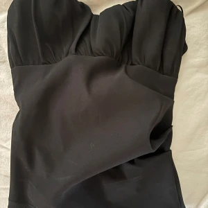 Svart tubtopp - Sååå snygg tubtopp med rynkad detalj ovantill! Eftertracktad och säljs inte längre, tyvärr för liten för mig. Aldrig använd 💓💓🌺🌺