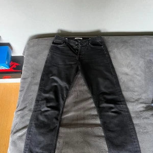 Svarta jeans från Jack & Jones - Säljer ett par svarta jeans från Jack&Jones som heter Loose/Chris. Storlek 30/32. Jeansen är i mycket bra skick.