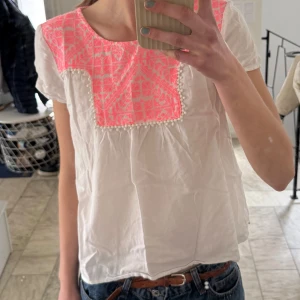Zara topp med broderi - Topp/blus från Zara med rosa broderi. Nyskick💗Storlek 164 men passar mig som har S.