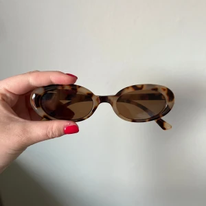 Smala solglasögon från cece eyewear - Populära och slutsålda! Bra skick bortsett från att ena bågen är lite lös