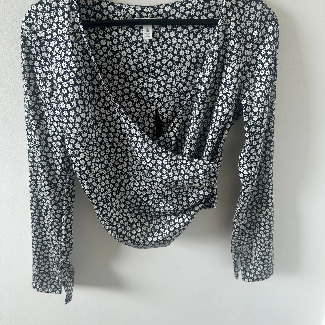 Svart blommig omlottblus från H&M