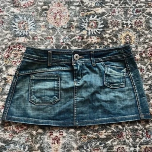 Jeanskjol med fickor - Skitsnygg minikjol!✨🩷Det står storlek L men min kompis som är storlek M passar den bra på❤️