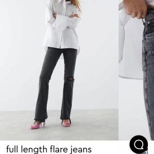 Svarta utsvängda jeans med slitningar - Snygga svarta jeans med flare och slitningar vid knäna. Full längd och klassisk femficksmodell. Perfekta för en trendig och avslappnad look. Jeansen är o fint skick, bara o fråga för fler bilder. 