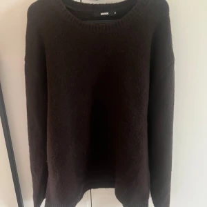 Mörkbrun stickad tröja från Bik Bok  - En enkel och stilren mörkbrun stickad tröja från Bik Bok. Tröjan har rund halsringning och långa ärmar.  Storlek M, säljer för 150kr