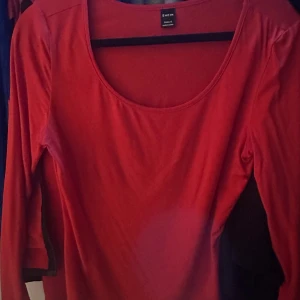 Röd långärmad topp  - Säljer en enkel och stilren röd långärmad topp från SHEIN i storlek S. Toppen har rund halsringning och är tillverkad i ett mjukt material som passar perfekt till vardagslooken.