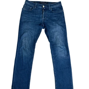 Jacob cohën jeans  - Storlek W32 modell Bard. Limited edition upplaga. ”Love In Venice” skick 9/10. Pris 1490 finns att beställa via hemsidan (Fashionels.com) 