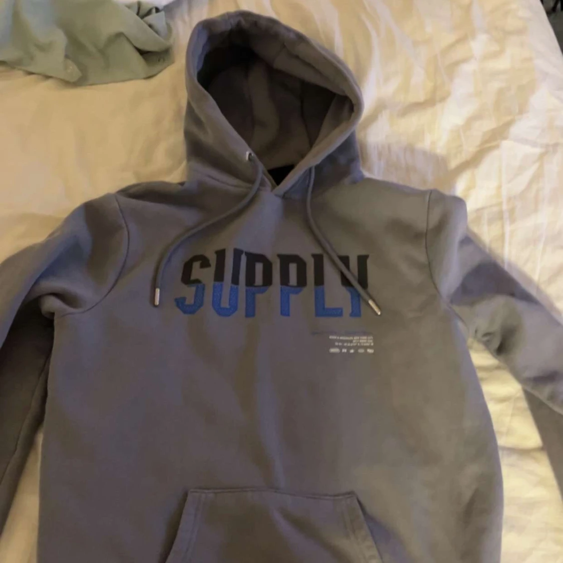 Grå hoodie från 'SUPPLY'