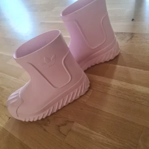 Gummistövlar Adidas - Använda 1 gång. 8/10 i skick. Superbekväma och helt vattentåliga. Nypris: 1299:-