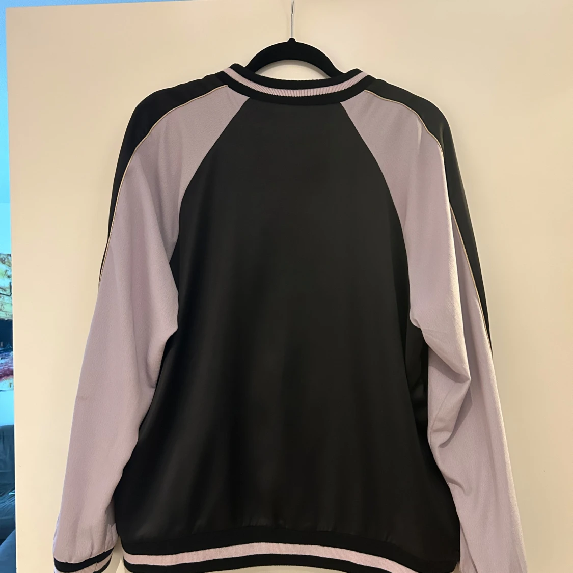 Svart och lila bomberjacka från Moves by Minimum - 1