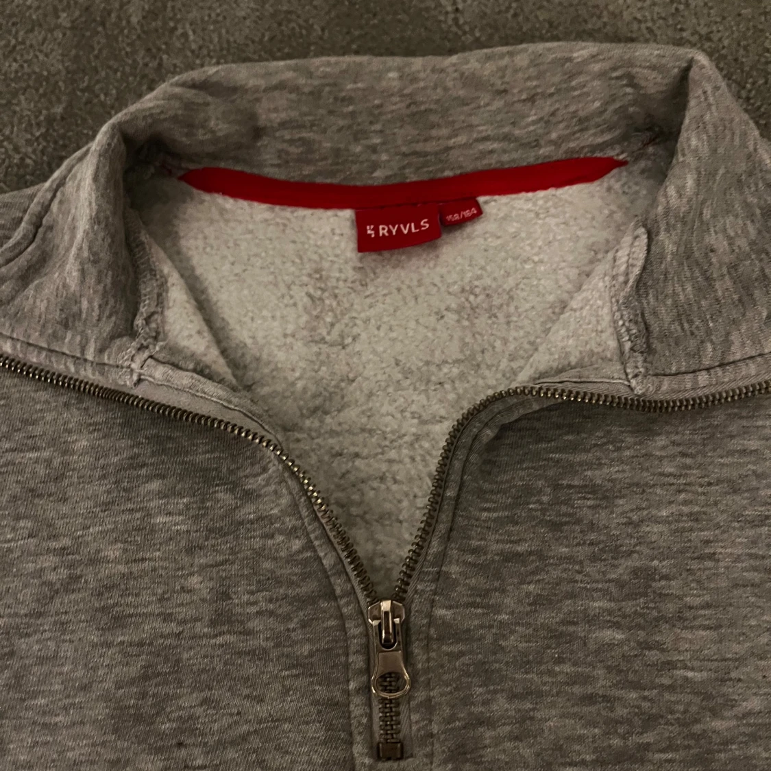 Grå halvzip tröja från RYVLS - 2
