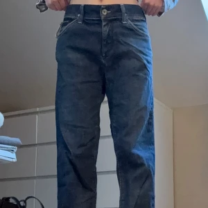 Blå jeansbyxor från ENZO - Säljer ett par klassiska blå jeansbyxor från ENZO med raka ben och normal passform. Byxorna har fem fickor, bälteshällor och stängs med dragkedja och knapp. Snygga kontrastsömmar och ENZO-logga på bakfickan. Större mansjeans som jag sydde om till en Magic Mike fest och som någon cool där ute säkert kan rocka!! Jag är normalt en strl S 34/36. 