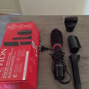 Revlon One-Step Blow-Dry Multi Styler - Multistyler från Revlon med flera utbytbara borsthuvuden för att torka och styla håret. Inkluderar rundborste, volymborste och kamtillbehör. Perfekt för att skapa olika frisyrer med en och samma apparat.