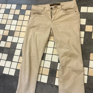 Beige chinos från Sand - Snygga beige chinos från Sand med klassisk passform och raka ben. Byxorna är stretchiga och väldigt sköna men säljs nu då dom är något små för mig