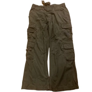 Brandit cargo pants - Storlek XL på tag men kan användas i många storlekar eftersom man kan justera midjan. Utmärkt skick dm om du har nån fråga