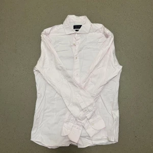 Ljus Rosa skjorta RILEY - Klassisk ljusrosa skjorta från Riley i slim fit-modell. Jättebra skick utan missfärgningar eller hål, bild 3 är min skugga, INGEN FLÄCK! Sitter som en S/M, passar jättesnygggt med vit tisha under. Pris EJ hugget i sten🍾