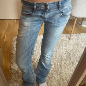 Lågmidjade jeans - Snygga lågmidjade bootcut jeans ifrån only!!