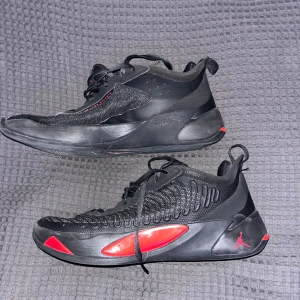 Svarta Jordan basketskor - Säljer ett par svarta Jordan basketskor i bra skick. Storlek 45,5, pris kan diskuteras vid snabb afär