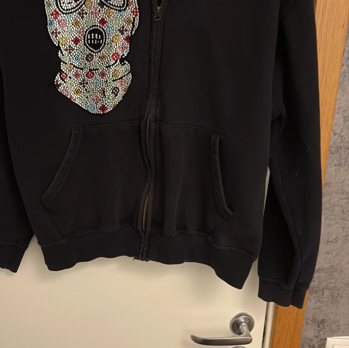 Svart hoodie med strassmask och text - 3