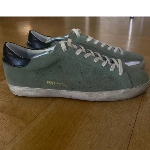 Golden Goose sneakers - Militärgröna golden goose sneakers. Skick 9/10, kvitto finns. Hör av er för frågor. Diskutabelt pris.