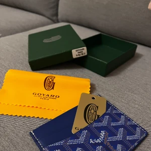 Korthållare från välkänt märke  - Snygg till sommaren och ger dig snygg look 