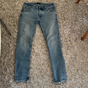 Neuw SlimFit Jeans: W30L32 - Säljer ett par tvär feta jeans från märket Neuw Stockholm. Jeansen har riktigt feta slitningar och har en slimfit passform. Hör av er vid fler funderingar!