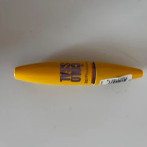  mascara från Maybelline - Säljer en mascara från Maybelline Colossal i en klargul tub med lila text. Borsten är klassisk och svart, perfekt för att ge volym till fransarna. Enkel att applicera och passar dig som vill ha fylliga fransar.