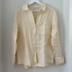 Skjorta i linneblandning - Skjorta i linne. Färgen är lite gul och beige
