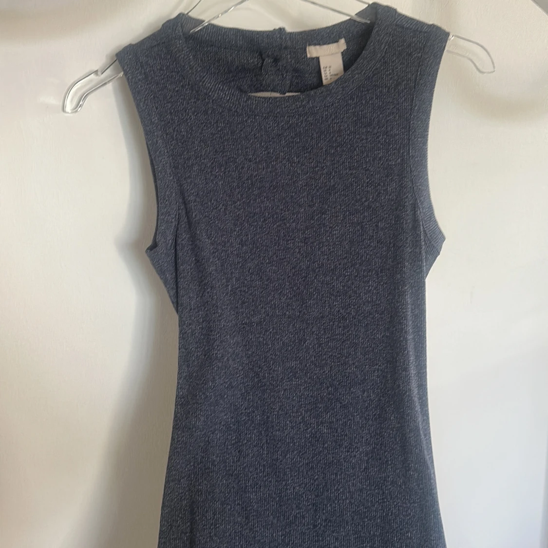 Grå ribbad långklänning med cut out och knappar - 2