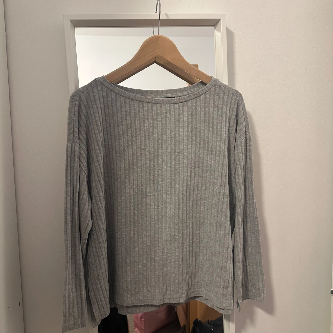 Grå ribbad långärmad tröja