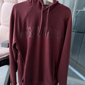 Hoodie Gymshark - Säljer en ny och använd hoodie från Gymshark. Skönt och stretchigt material. Endast tvättad!