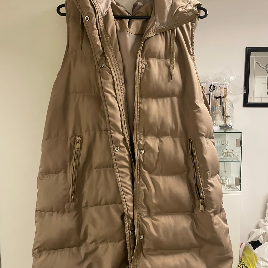 Beige dunväst med huva - 1