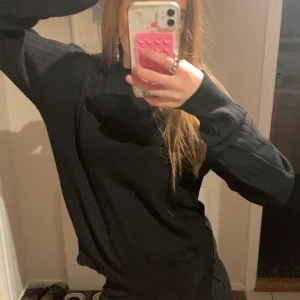 Svart ribbad tröja med matchande byxor  - Säljer ett matchande sätt med en ribbad kofta med matchande byxor till. Sättet är köpt på Plick och säljer för att byxorna har tyvärr blivit för små. Sättet är väldigt mysigt ❣️