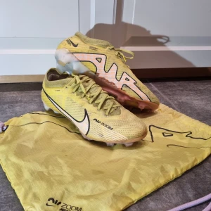 Nike Mercurial Air Zoom fotbollsskor - Säljer ett par gula Nike Mercurial Air Zoom fotbollsskor. Använda, ser lite slitna o skitiga ut men funkar väldigt bra och en väldigt bra fotbollssko överlag
