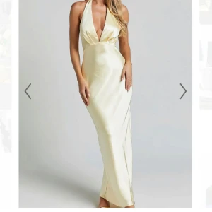 Ljusgul långklänning i satin från Showpo - Elegant långklänning i ljusgul satin från Showpo med djup v-ringning, halterneck och öppen rygg. Verkligen jättefin men var tyvärr lite för kort för mig💗