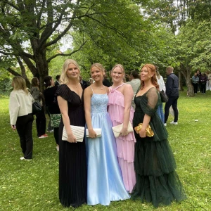 Mörkgrön balklänning - Säljer nu min otroligt fina balklänning från lace&beads i tyll💚 endast använd en gång och är i nyskick! 