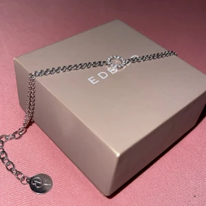Silverfärgat armband från Edblad - Elegant armband i silverfärg från Edblad med en glittrig cirkeldetalj i mitten. Kedjan har en liten bricka med Edblad-logga vid låset. Sparsamt använd, nyskick! (OBS! Box följer inte med och ingen retur) ❣️
