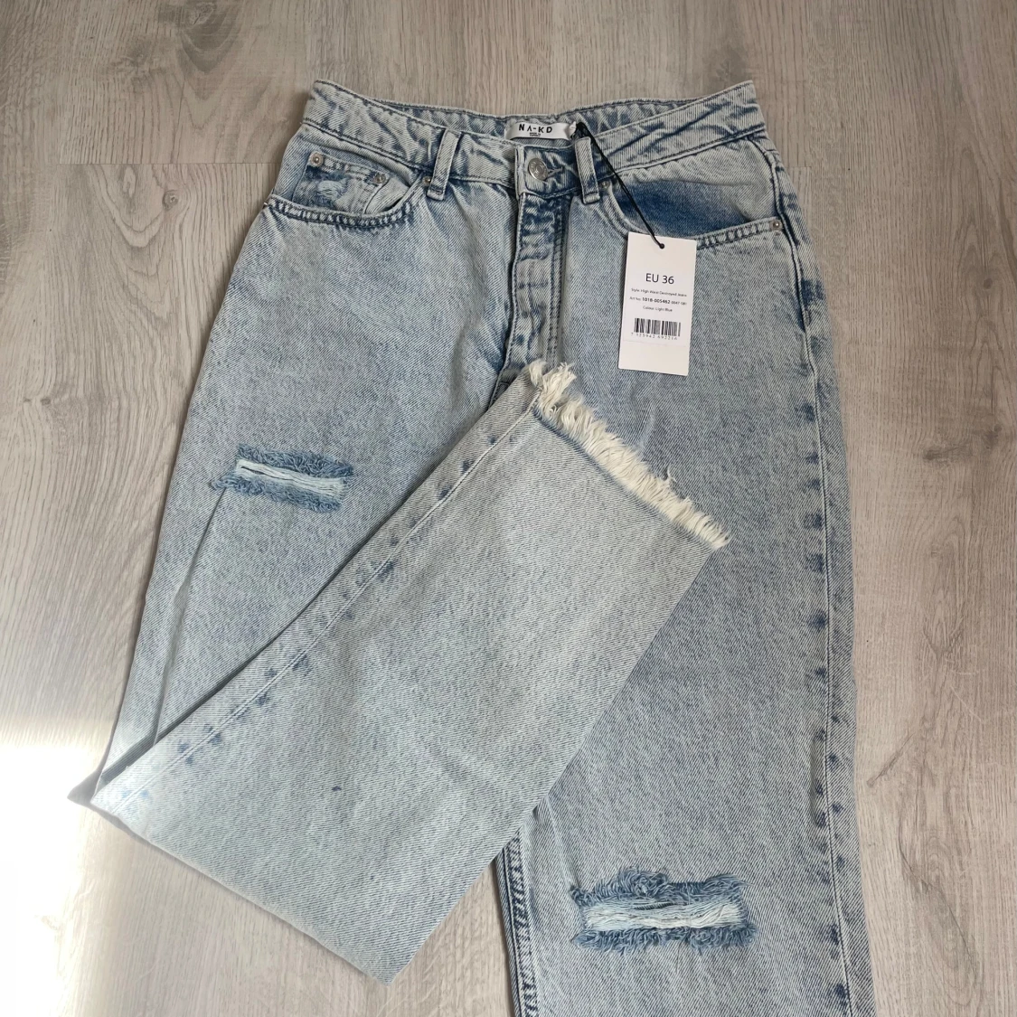 Ljusblå jeans med slitningar  - 1