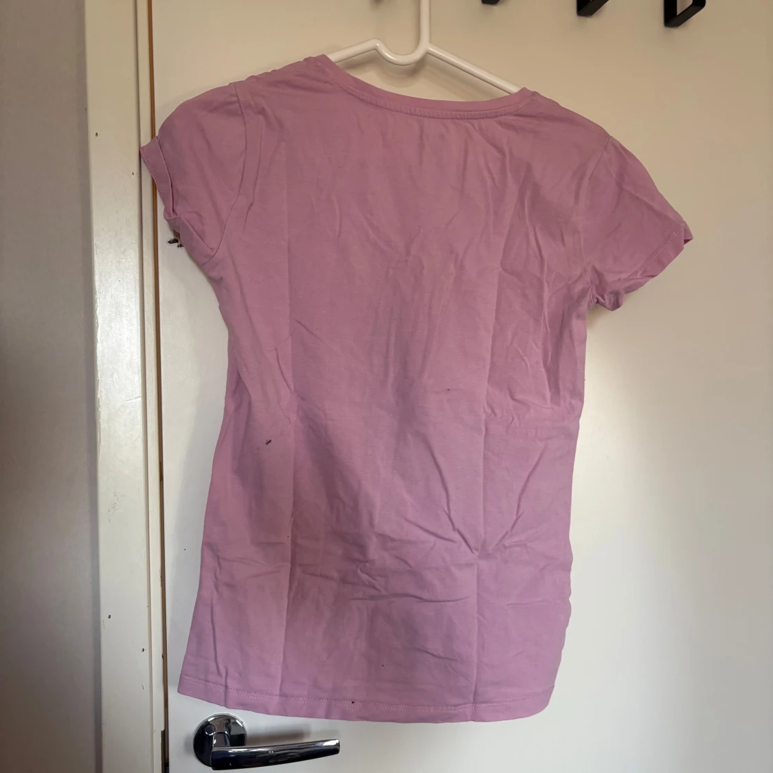 Ljusrosa t-shirt med v-ringning - 1