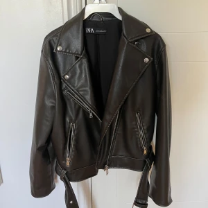 Skinnjacka - Skinnjacka från zara i helt nytt skick, använd endast ett fåtal gånger. Trots att den är i storlek xs så är passformen oversized.