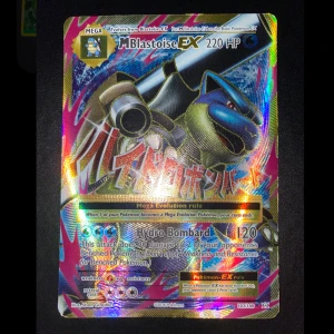 Pokémonkort Mega Blastoise EX 102/108 - Säljer ett holografiskt Pokémonkort: Mega Blastoise EX från XY-serien, nummer 102/108. Kortet har färgstark och glansig yta med japansk text och motiv av Blastoise. Perfekt för samlare eller Pokémon-fans!