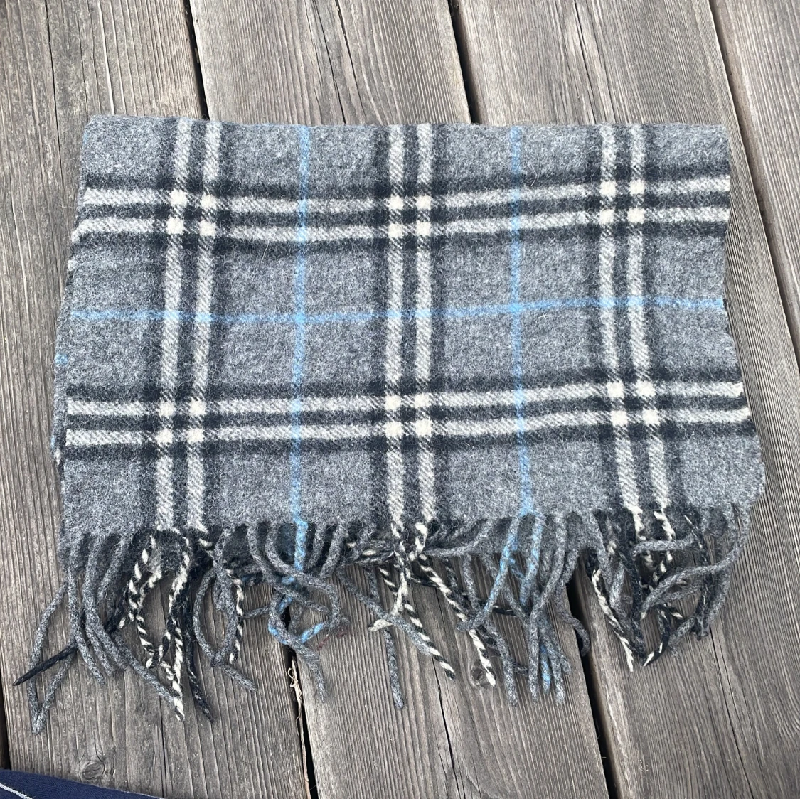 Grå burberry halsduk