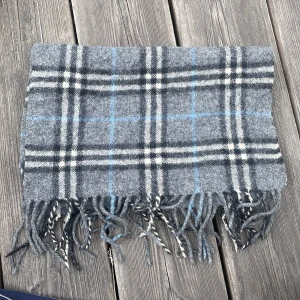 Grå burberry halsduk - Fint skick förutom att den har varit tvättad tidigare och därför inte lika mjuk som den ska vara