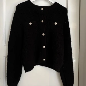 Svart kofta med knappar från H&M - Super söt kofta/tröja från H&M, har använts men är i bra skick, inte sönder någonstans. Skriv om du har fler frågor 💗