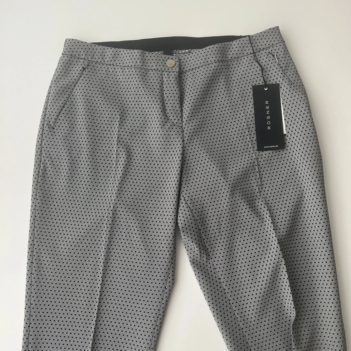 Grå mönstrade kostymbyxor från Rosner - 2