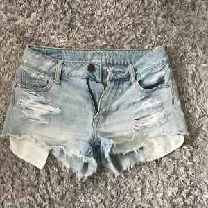 Ljusblå jeansshorts - Säljer ett par ljusblå jeansshorts från American Eagle. Storlek S💕