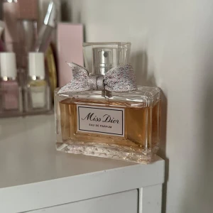 Miss dior eau de parfum - Säljer denna söta blommiga miss dior parfymen då den inte faller mig riktigt i smaken. Super somrig och luktar riktigt fräsht. Några sprut tagna. Köpt som kit men säljer endast denna parfymen. Lådan medförs ej! KOM MED BUD. Är villig att sänka en hel del!