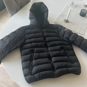 Colmar dunjacka - Colmar jacka i storlek 14y 166cm. Bra skick knappt använd 9/10. Ser ut som en helt ny jacka. Nypris ligger på 5000kr