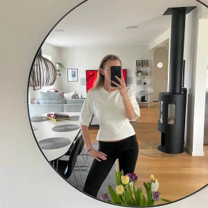 Vit croppad topp med knyt i ryggen - Säljer en vit topp med korta ärmar och snygg knytning i ryggen. Toppen har en justerbar passform där du kan välja om den ska sitta tight mot kroppen eller lite lösare och är perfekt för en trendig look. Materialet känns som bomull och är mjukt mot huden. 💕kom privat vid fler frågor